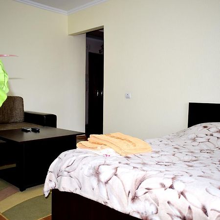 Apartment On Krushelnitskoy 73 Ровно Экстерьер фото