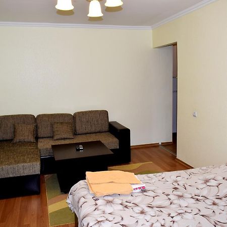 Apartment On Krushelnitskoy 73 Ровно Экстерьер фото